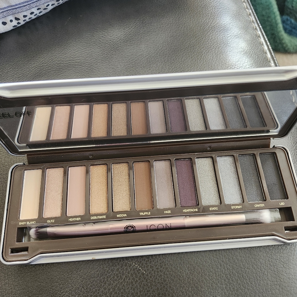 NEW!  ICON NEW YORK Eyeshadow Palette - Warm and Cool Tones